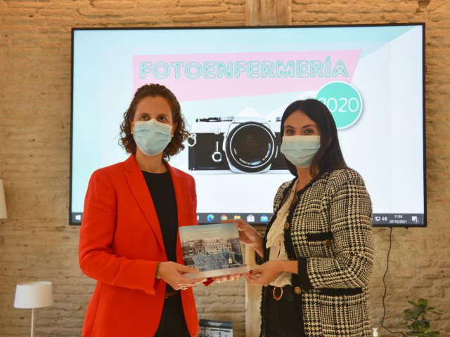 Primer premio de FotoEnfermería, categoría general. Teresa Marco (dcha), recibe el premio de manos de Paola Galvany, presidenta del Colegio de Enfermería de Barcelona